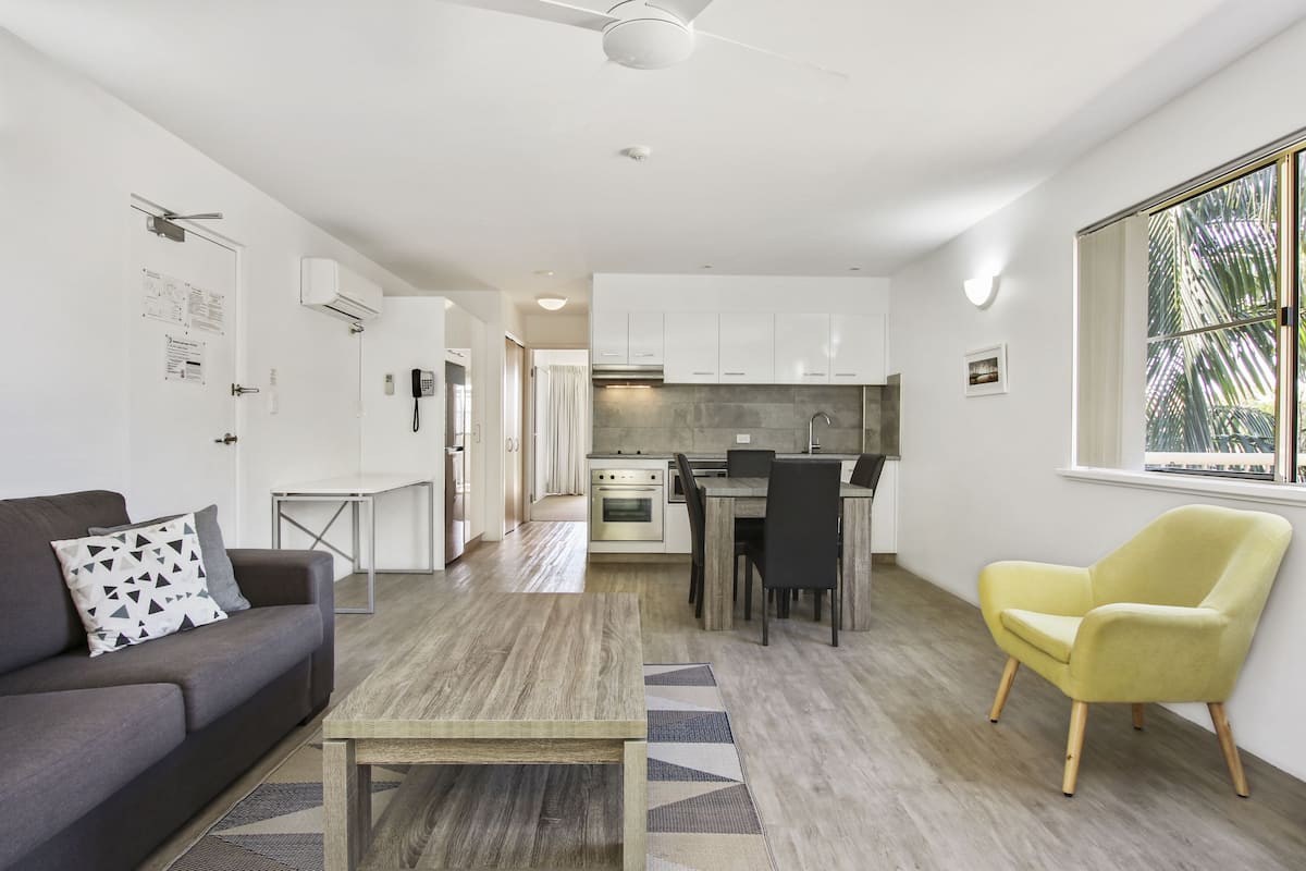 Eine moderne Wohnung mit Wohnzimmer, Essbereich und Küche.