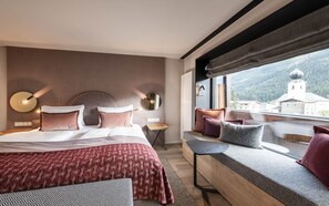 Habitación doble Deluxe, balcón | Ropa de cama de alta calidad y minibar 
