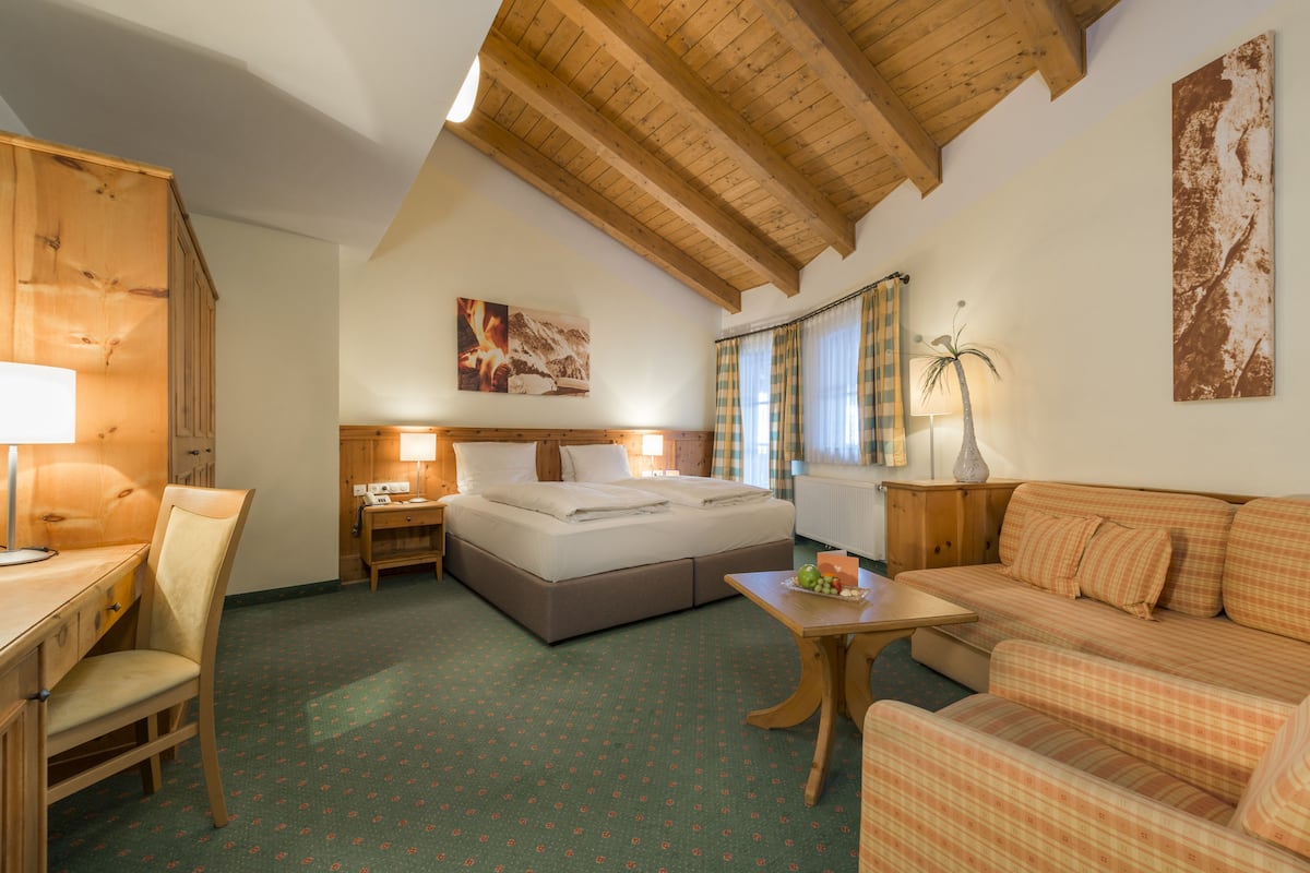 junior suite, balcony (allure) | premium bedding, minibar, in-room safe, individually decorated