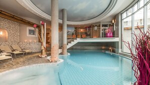 Kolam renang indoor, dengan kursi berjemur