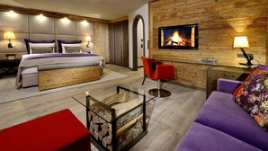 Kamar Double | Seprai premium, minibar, brankas, dan meja kerja