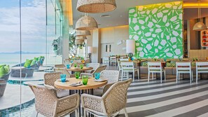 5 restaurants; breakfast, lunch and dinner served