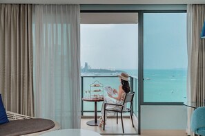 Habitación Premium, 1 cama King size, con acceso al salón lounge del club (Executive Tower) | Caja de seguridad en la habitación y escritorio