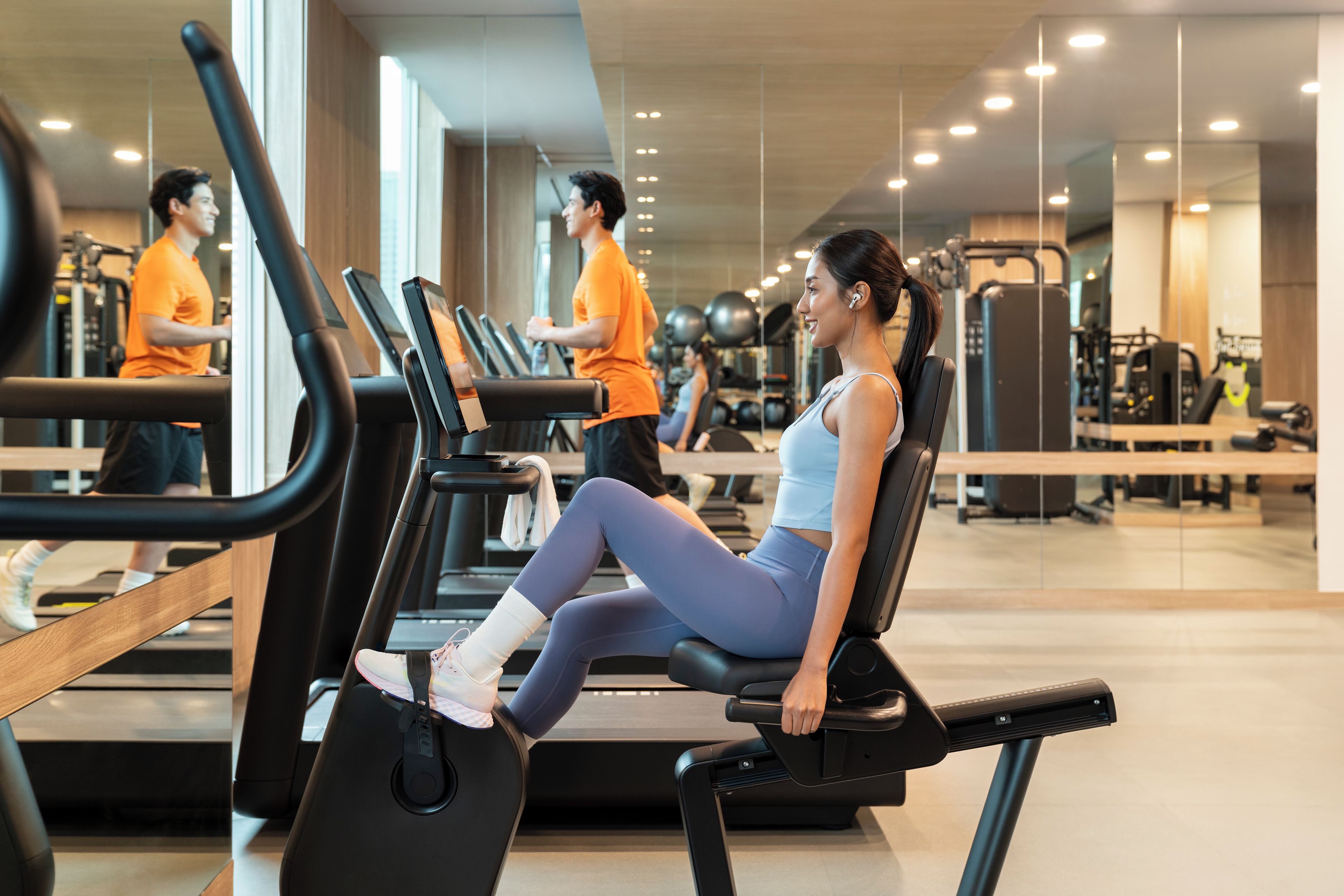 Un gimnasio con cintas de correr, pelotas de ejercicio y máquinas de pesas.