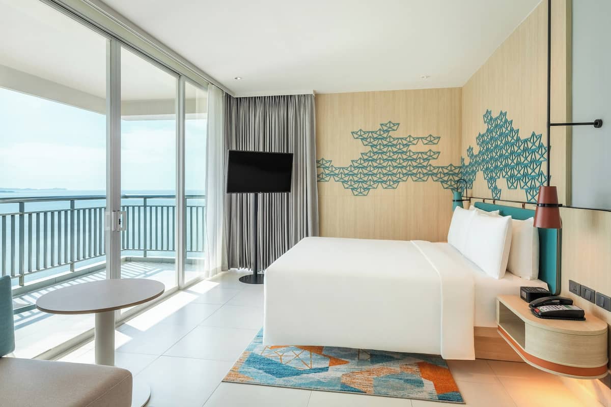 suite, 1 king bed, tower (panoramic view, bay tower) | in-room safe, desk, laptop workspace, blackout curtains