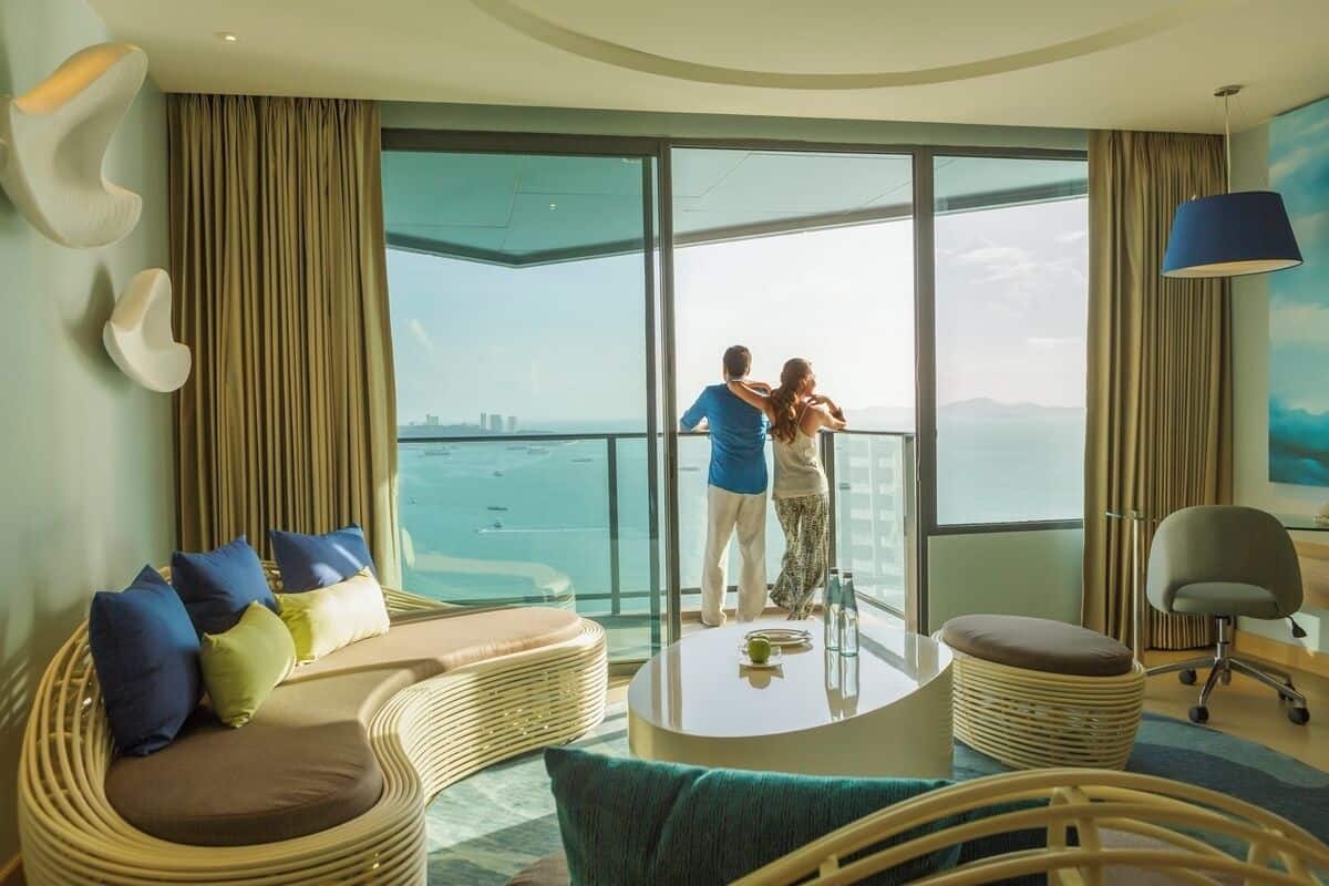 club suite, 1 king bed, tower (executive tower) | in-room safe, desk, laptop workspace, blackout curtains