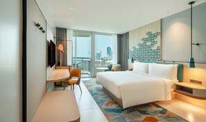 Standard Room, 1 King Bed, Sea View (Bay Tower) | In-room safe, desk, laptop workspace, blackout curtains - Holiday Inn Pattaya by IHG (Pattaya)
