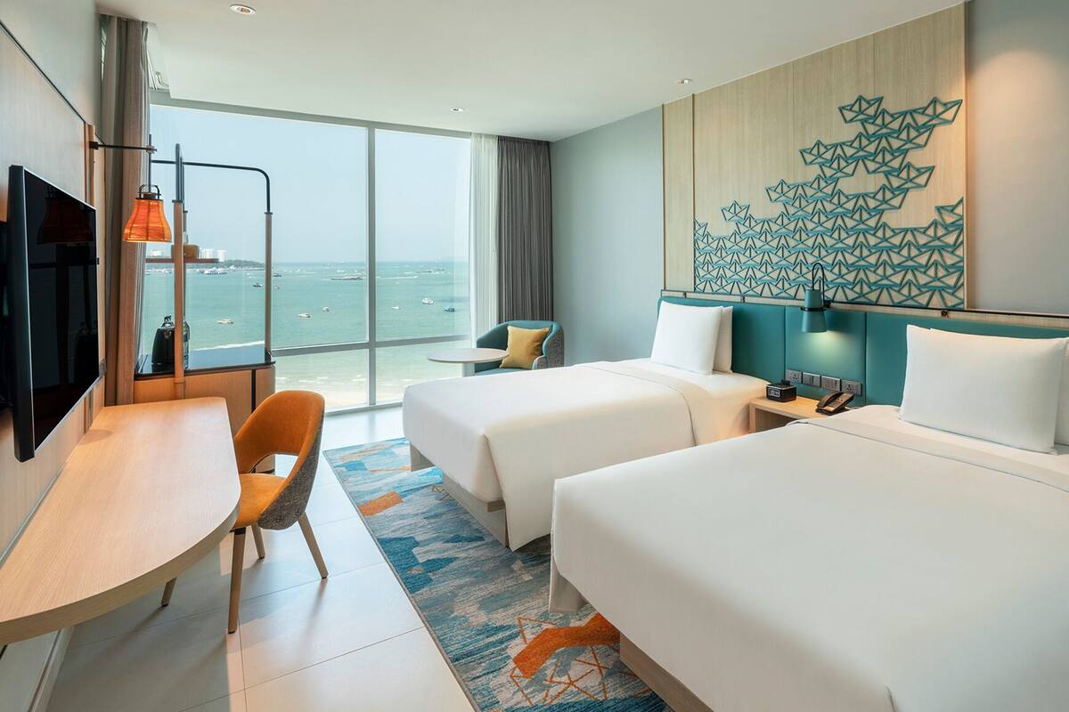 尊荣客房, 2 张单人床, 海滩景观 (Pattaya, Bay Tower) | 客房内保险箱、办公桌、笔记本电脑工作区、遮光窗帘