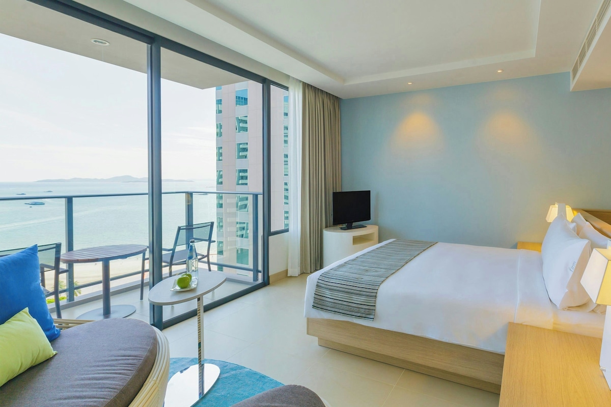 Premium Room, 1 King Bed, Club Lounge Access (Executive Tower) | In-room safe, desk, laptop workspace, blackout drapes