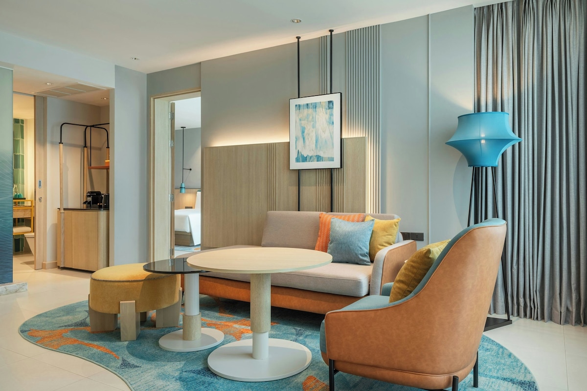 Suite | In-room safe, desk, laptop workspace, blackout drapes