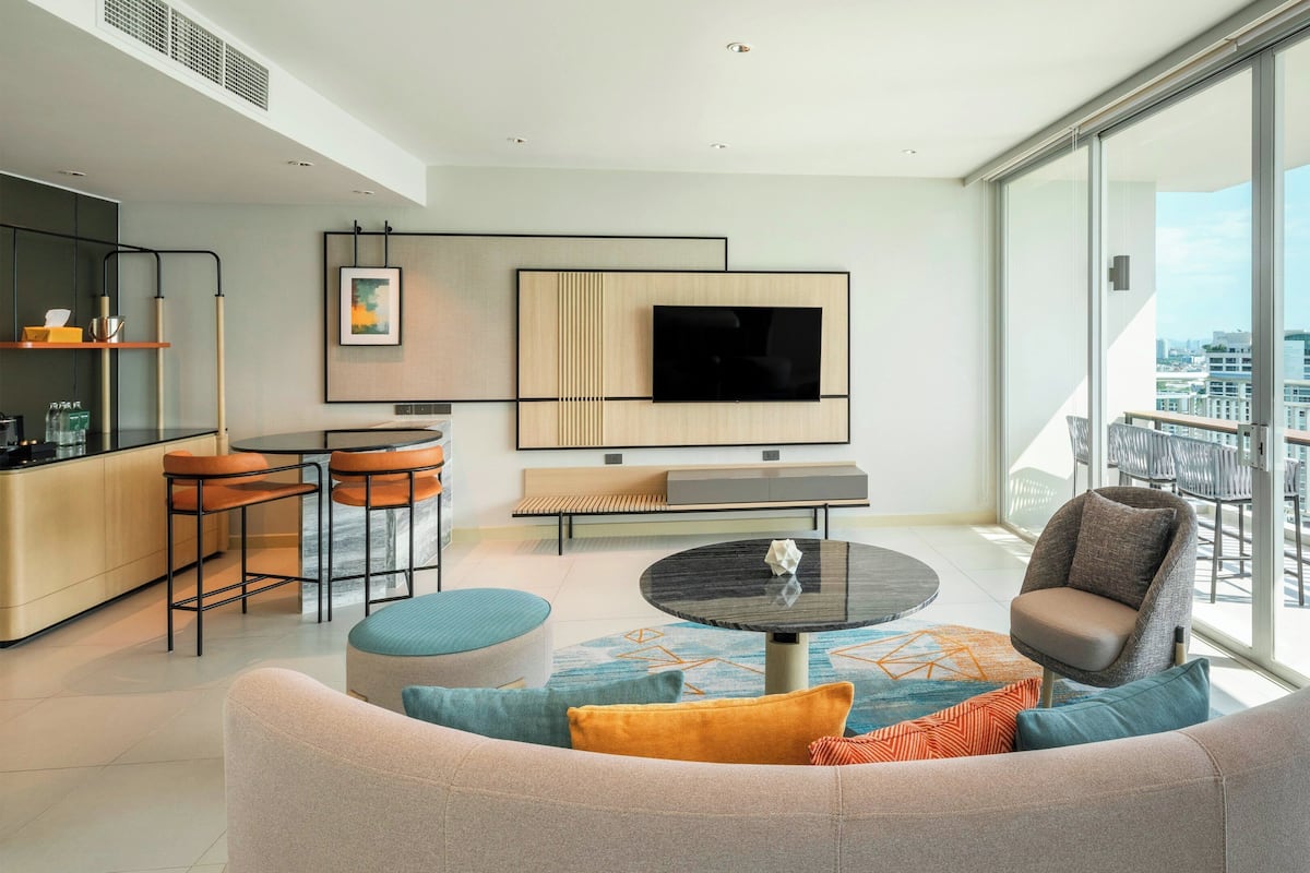 Suite, 1 kingsize bed, in toren (Panoramic View, Bay Tower) | Een kluis op de kamer, een bureau, een laptopwerkplek