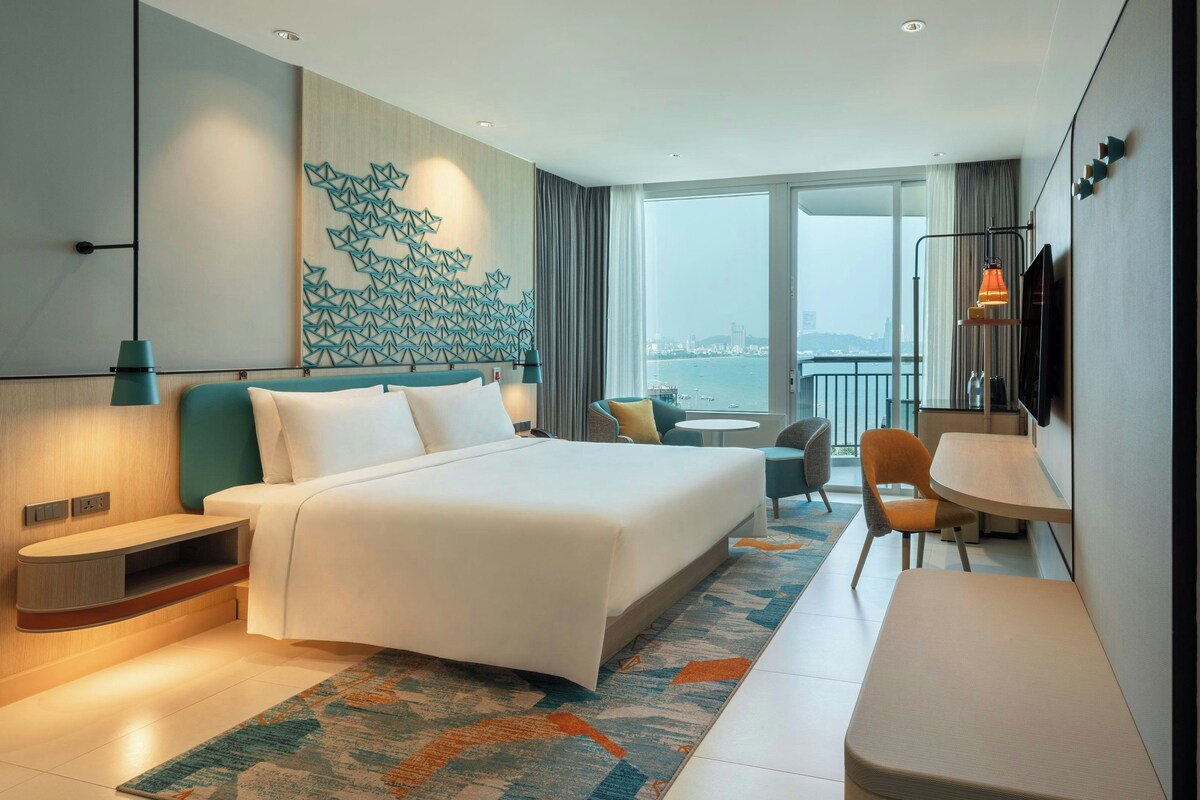 Room, 1 King Bed, Accessible (Bay Tower) | In-room safe, desk, laptop workspace, blackout curtains