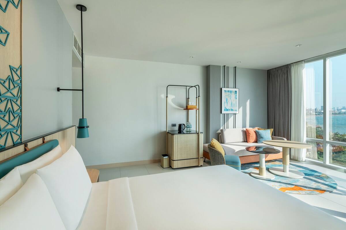 尊荣客房, 1 张特大床, 海滩景观 (Pattaya, Bay Tower) | 客房内保险箱、办公桌、笔记本电脑工作区、遮光窗帘