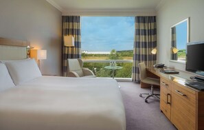 Deluxe Room, 1 Queen Bed, Non Smoking | Egyptian cotton sheets, premium bedding, in-room safe, desk - Hilton Reading Hotel (Reading)