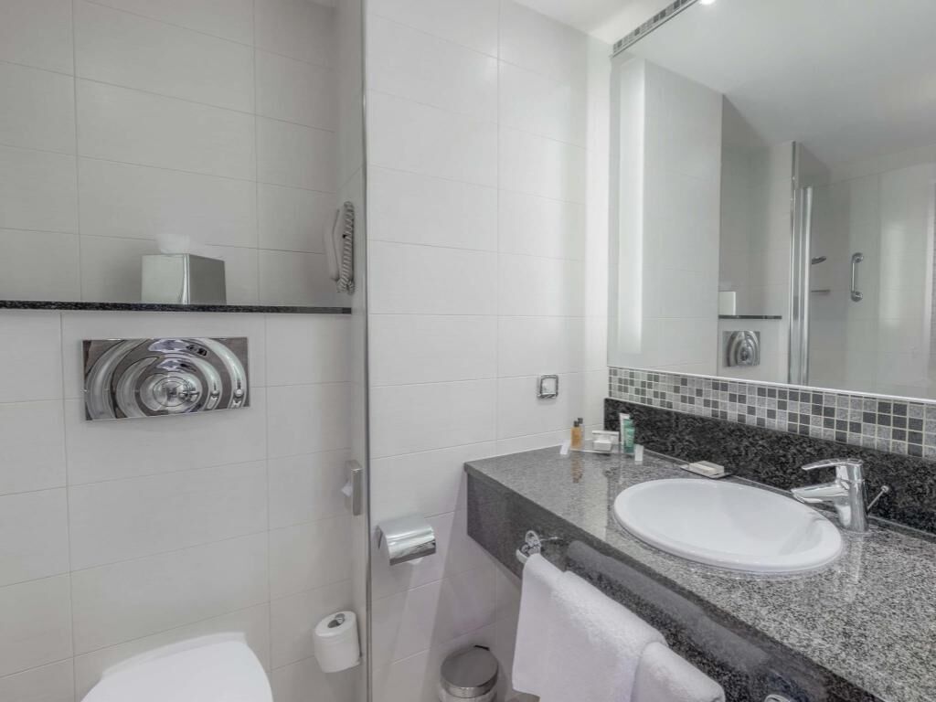 Bathroom | Combined shower/tub, free toiletries, hair dryer, towels