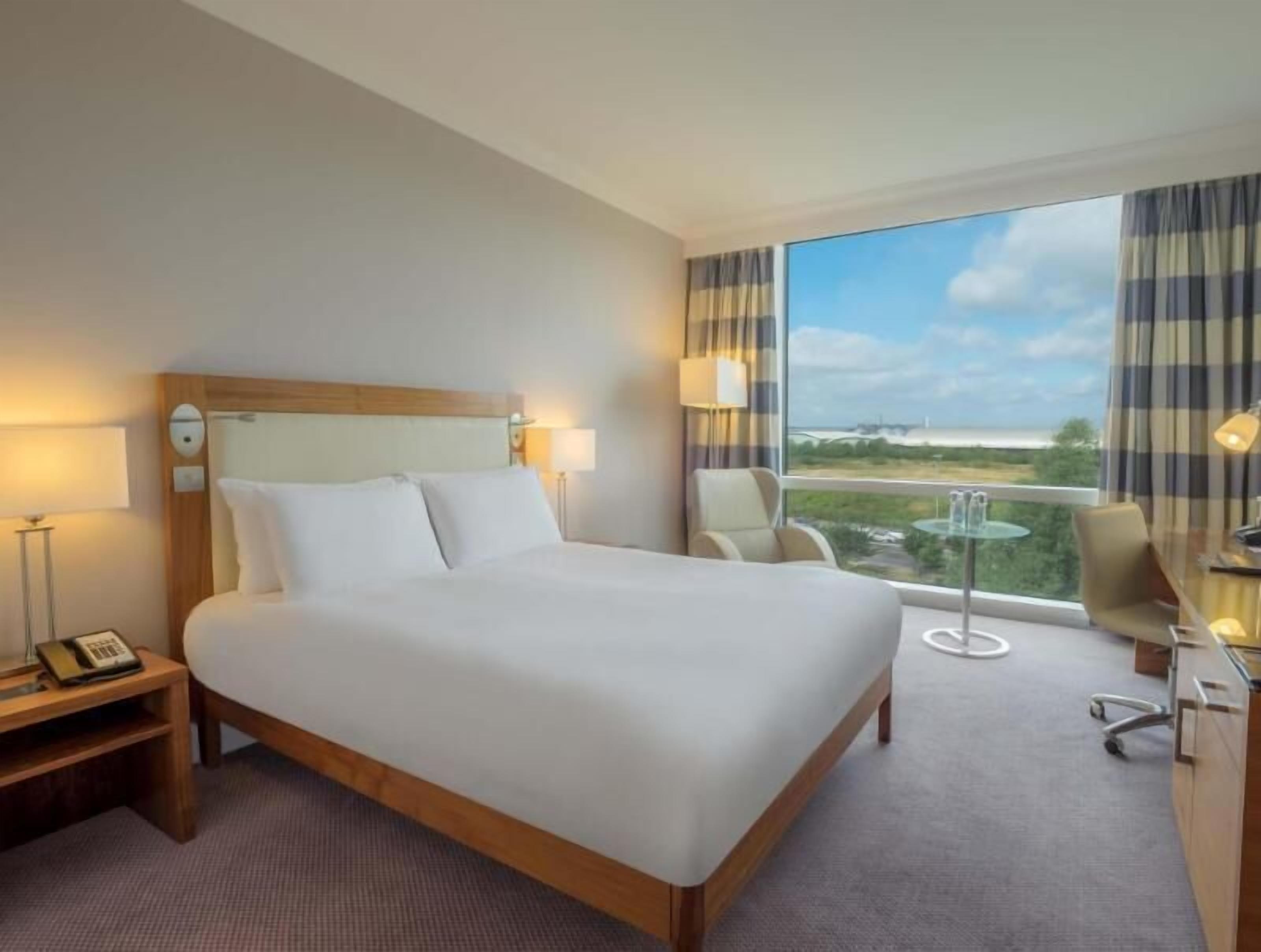Egyptian cotton sheets, premium bedding, in-room safe, desk