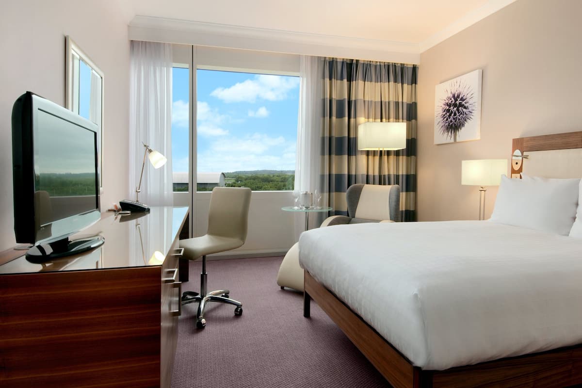 hypo-allergenic bedding, in-room safe, desk, blackout curtains