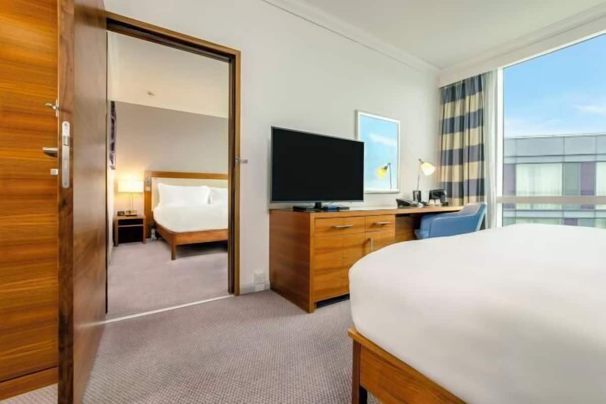 Egyptian cotton sheets, premium bedding, in-room safe, desk