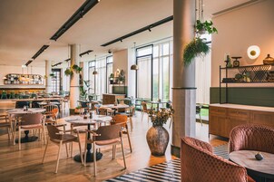 Desayuno buffet diario (GBP 15 por persona)