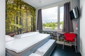 Escritorio, sistema de insonorización y tabla de planchar con plancha 