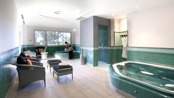 Salas de tratamiento para parejas, una bañera de hidromasaje, baño turco