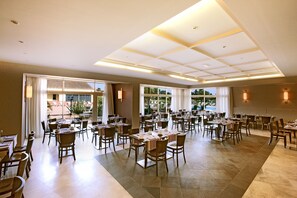 Petit déjeuner buffet (16.00 EUR par personne)