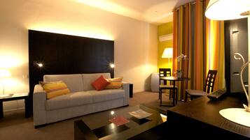 Suite | Minibar, in-room safe, free cribs/infant beds, rollaway beds