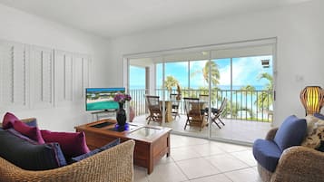 Condo 18, 2 Bedrooms, Ocean View | Coin séjour