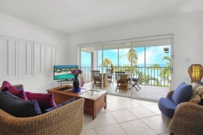 Condo 18, 2 Bedrooms, Ocean View | 起居区 | 32-英寸电视（配备有线频道）