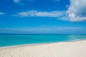 在海滩、白沙、沙滩椅、海滩遮阳伞