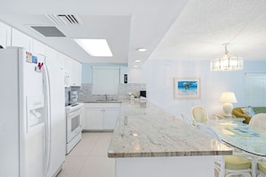 Condo 14, 2 Bedrooms, Ocean View | 私人厨房 | 冰箱、微波炉、烤箱、炉灶