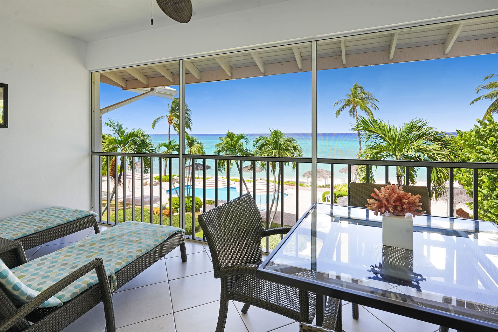 Condo 21, 2 Bedrooms, Ocean View | Svalir