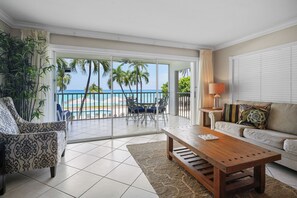 Condo 12, 2 Bedrooms, Ocean View | 起居区 | 32-英寸电视（配备有线频道）