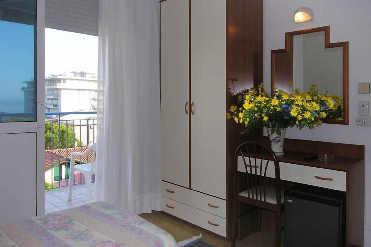 Minibar, Zimmersafe, Schreibtisch
