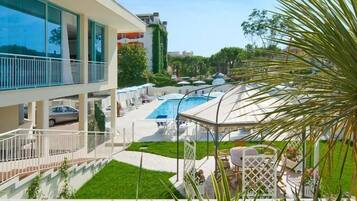 Piscine extérieure, parasols de plage, chaises longues