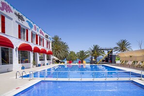 Hồ bơi ngoài trời phục vụ theo mùa, lều miễn phí 