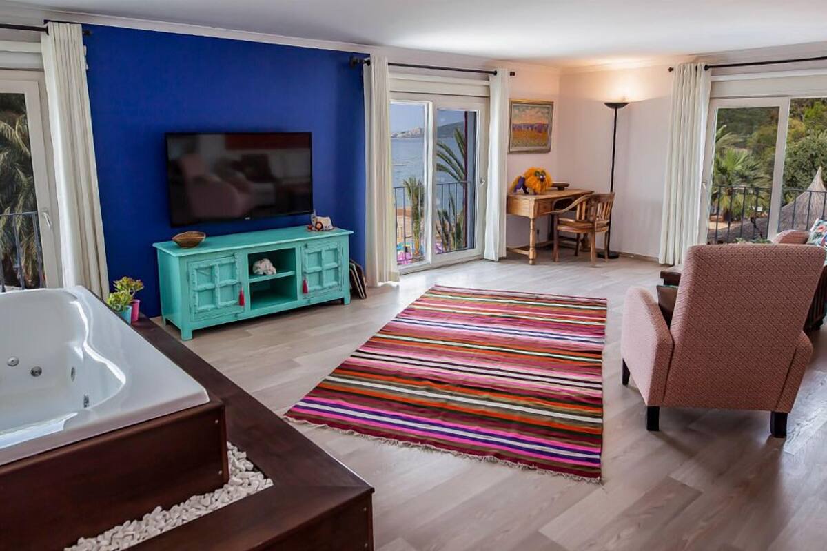 premium bedding, minibar, in-room safe, blackout curtains