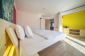 Bộ đồ giường cao cấp, minibar, két bảo mật tại phòng 