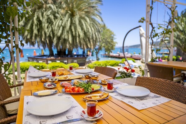 Tägliches Frühstücksbuffet (20 EUR pro Person)