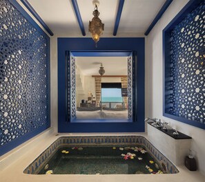 Deluxe Panoramic Seaview | Bathroom