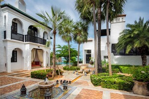 Pool Court Seaview | 高档床上用品、羽绒被、Select Comfort 床、迷你吧