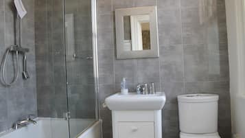 Chambre Familiale | Salle de bain | Ensemble douche/baignoire, articles de toilette gratuits, sèche-cheveux