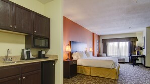 Ein Hotelzimmer mit Bett, Nachttisch, Lampe, Schreibtisch und einer Küchenzeile inklusive Mikrowelle und Kaffeemaschine.