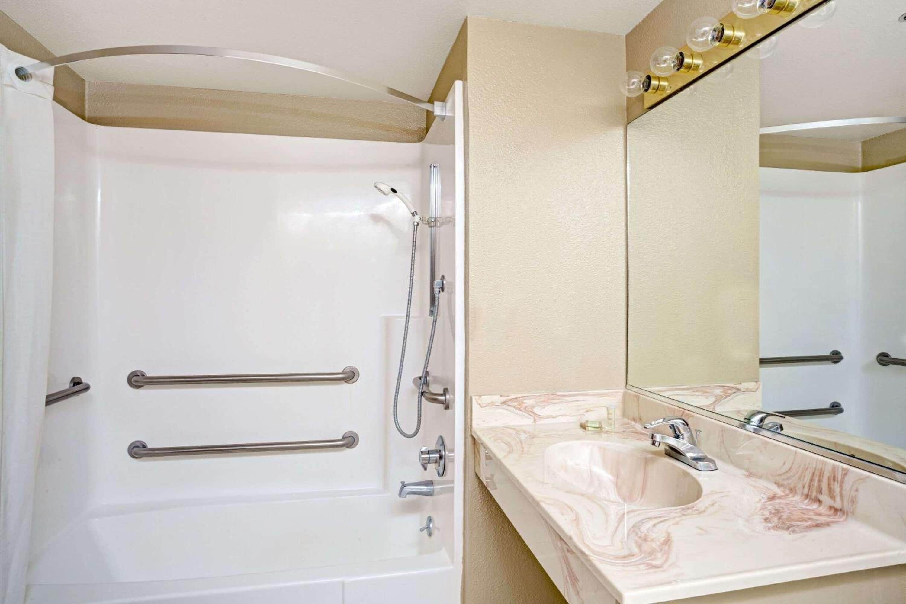 Ensemble douche/baignoire, articles de toilette gratuits, sèche-cheveux