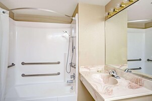 Bañera con ducha, artículos de tocador gratuitos, secador de pelo