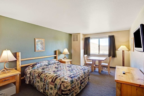 Rom, 1 kingsize-seng, ikke-røyk | Allergitestet sengetøy, safe på rommet og blendingsgardiner