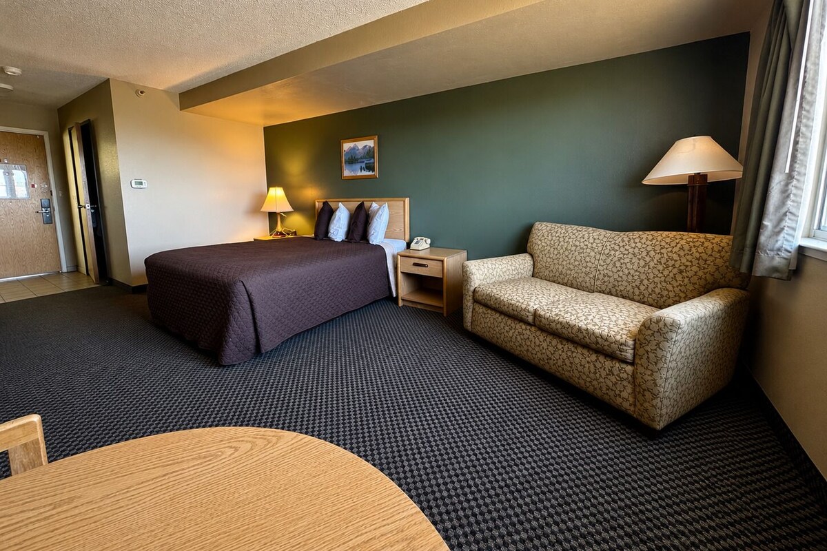 Room, 1 Queen Bed, Accessible, Non Smoking | Hypo-allergenic bedding available, in-room safe, blackout drapes