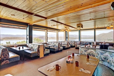 2 restaurants, breakfast served