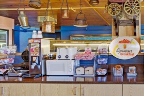 2 restaurants servant le petit déjeuner, le déjeuner et le dîner