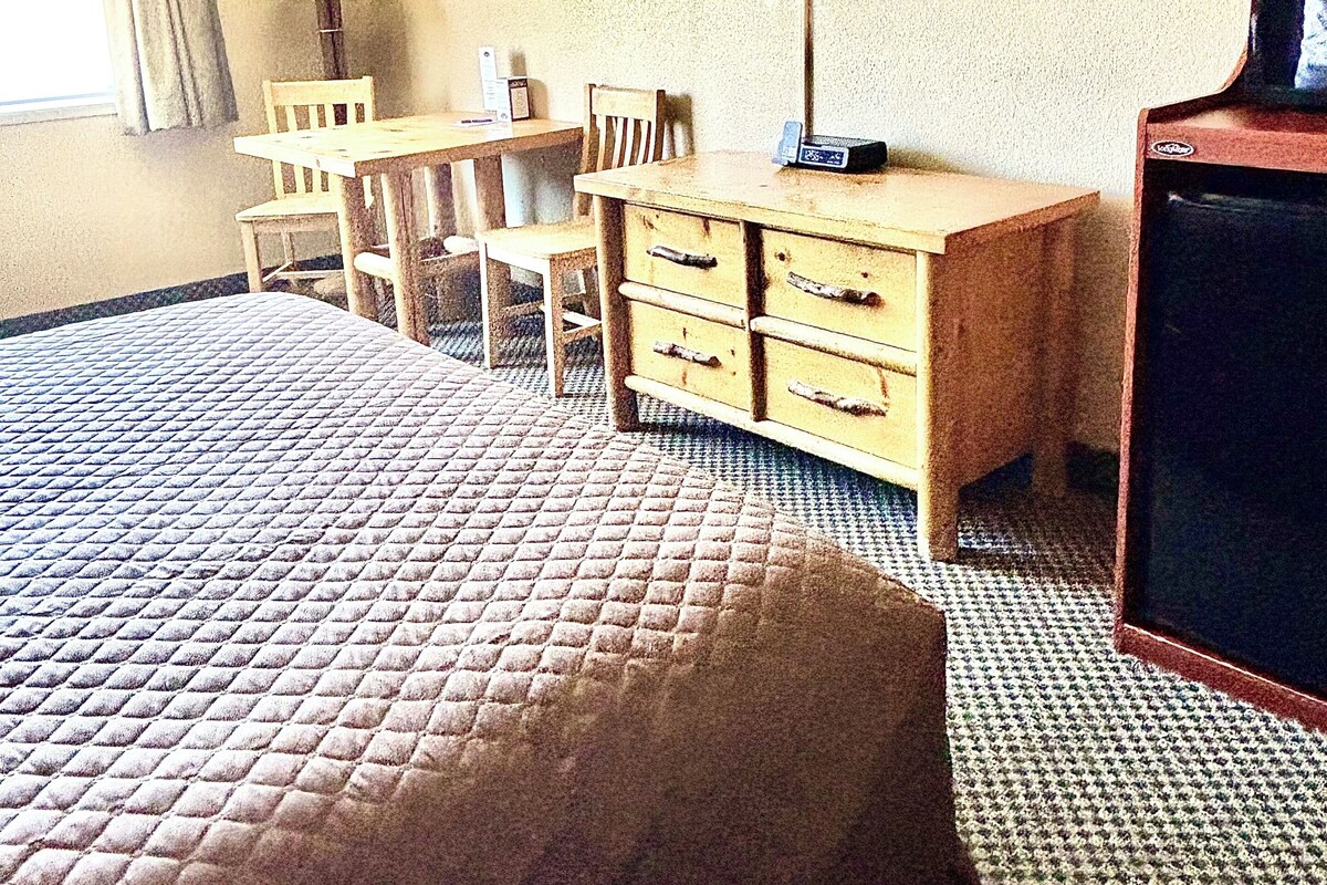 Habitación, 1 cama de matrimonio, accesible para personas con discapacidad, no fumadores | Ropa de cama hipoalergénica, caja fuerte, cortinas opacas